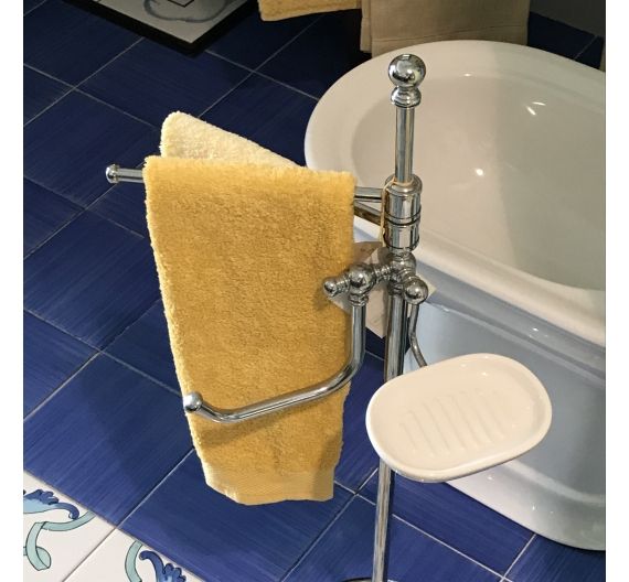 Debout à côté de la salle de bain dans le style anglais, les détenteurs de papier toilette, du savon et une serviette bidet