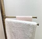 piantana alta da bagno porta accappatoio e porta asciugamani in ottone pregiato stabile ed elegante per il tuo bagno in stile