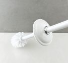 Debout depuis le sol pour la salle de bains avec wc porte-brosse, rouleau et les serviettes de toilette bidet - produit de