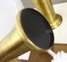 Le Port d'un wc brosse de laiton et de poser sur le sol. En laiton chromé et c'est pourquoi le nœud dans la pub-pièces de