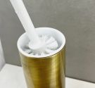 Dettaglio scopino color bronzo con ciuffo in plastica anti batterico intercambiabile tubo anti ruggine