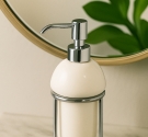 Dispenser in ceramica bianca porta sapone liquido stile Inglese design ed eleganza senza tempo arredobagno italiano